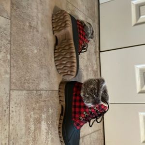 Women’s size 7 Lamo Brielle boot, black with plaid trim and faux fur